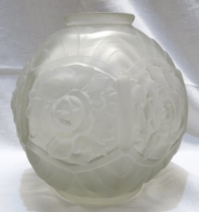 -JOLI VASE BOULE ART DECO EN VERRE moulé OPAQUE pas de signature visible    D
