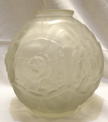 -JOLI VASE BOULE ART DECO EN VERRE moulé OPAQUE pas de signature visible    D