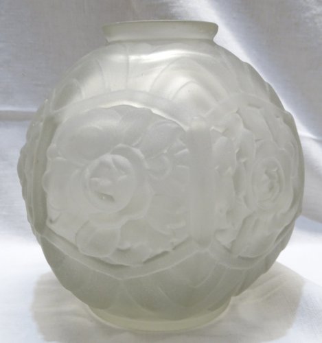 -JOLI VASE BOULE ART DECO EN VERRE moulé OPAQUE pas de signature visible    D