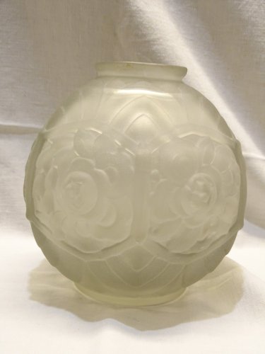 -JOLI VASE BOULE ART DECO EN VERRE moulé OPAQUE pas de signature visible    D