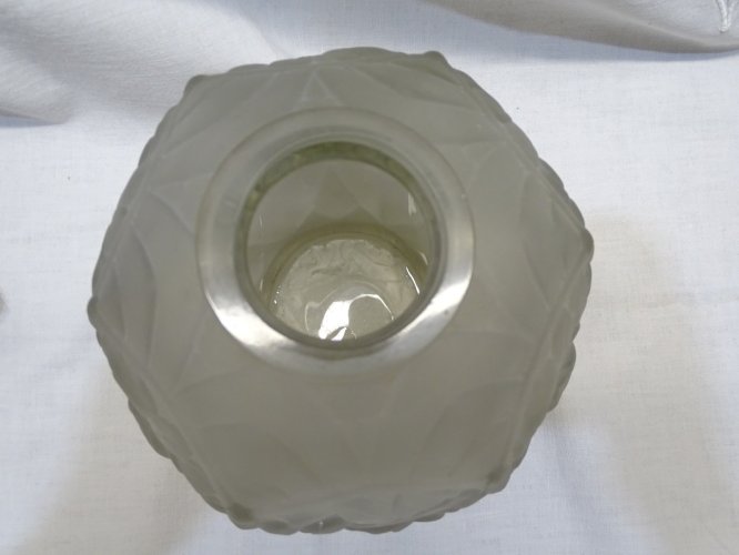 -JOLI VASE BOULE ART DECO EN VERRE moulé OPAQUE pas de signature visible    D
