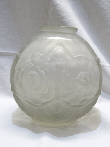 -JOLI VASE BOULE ART DECO EN VERRE moulé OPAQUE pas de signature visible    D