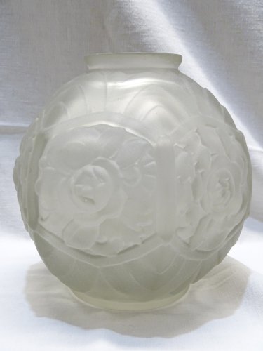 -JOLI VASE BOULE ART DECO EN VERRE moulé OPAQUE pas de signature visible    D