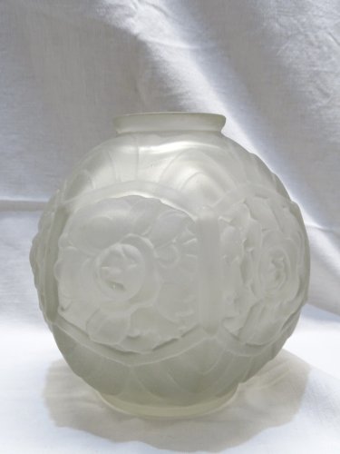 -JOLI VASE BOULE ART DECO EN VERRE moulé OPAQUE pas de signature visible    D