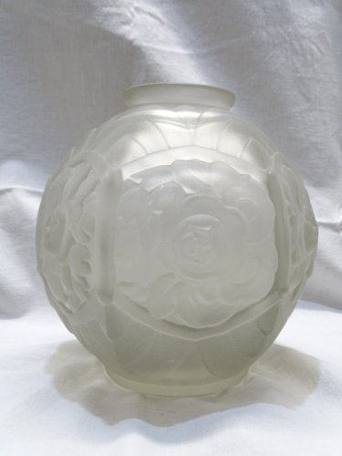 -JOLI VASE BOULE ART DECO EN VERRE moulé OPAQUE pas de signature visible    D