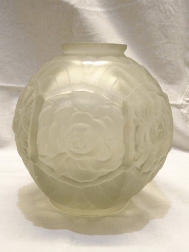 -JOLI VASE BOULE ART DECO EN VERRE moulé OPAQUE pas de signature visible    D