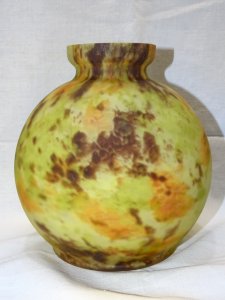 - JOLI VASE BOULE VERRE MARMOREEN  DELATTE NANCY marque éffacée VERS  1930   D