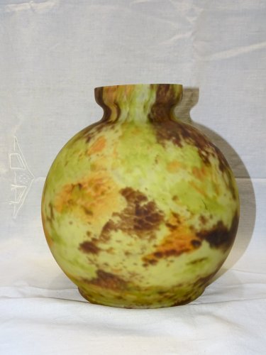 - JOLI VASE BOULE VERRE MARMOREEN  DELATTE NANCY marque éffacée VERS  1930   D