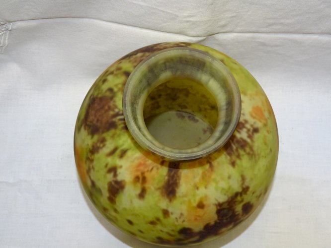 - JOLI VASE BOULE VERRE MARMOREEN  DELATTE NANCY marque éffacée VERS  1930   D