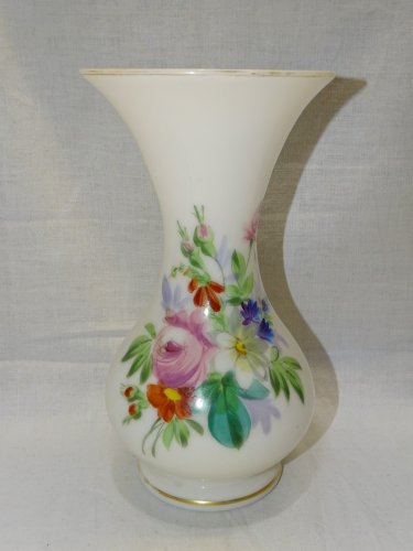 -JOLI VASE CHARLES X EN OPALINE BLANCHE AVEC UN DECOR DE BOUQUET COLORE   D
