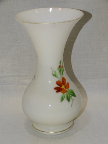 -JOLI VASE CHARLES X EN OPALINE BLANCHE AVEC UN DECOR DE BOUQUET COLORE   D