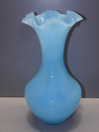-JOLI VASE EN OPALINE BLEUE COL FORME COLLERETTE pour BOUQUET de FLEURS déco   D