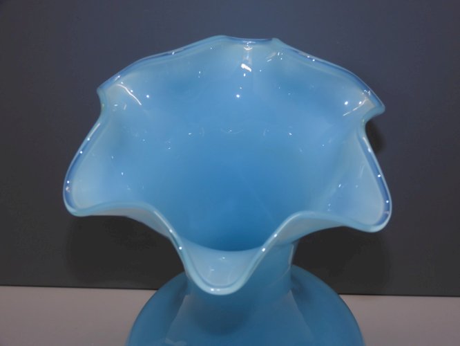 -JOLI VASE EN OPALINE BLEUE COL FORME COLLERETTE pour BOUQUET de FLEURS déco   D