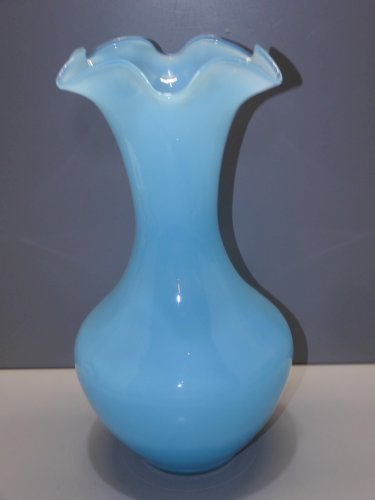 -JOLI VASE EN OPALINE BLEUE COL FORME COLLERETTE pour BOUQUET de FLEURS déco   D