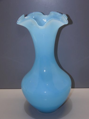 -JOLI VASE EN OPALINE BLEUE COL FORME COLLERETTE pour BOUQUET de FLEURS déco   D
