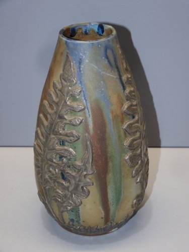 -JOLI VASE GRES A COULURES FEUILLES ETAIN en applique l'ARTISAN PRATIQUE    D