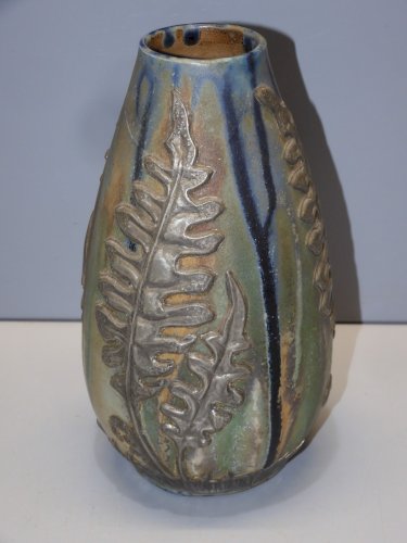 -JOLI VASE GRES A COULURES FEUILLES ETAIN en applique l'ARTISAN PRATIQUE    D