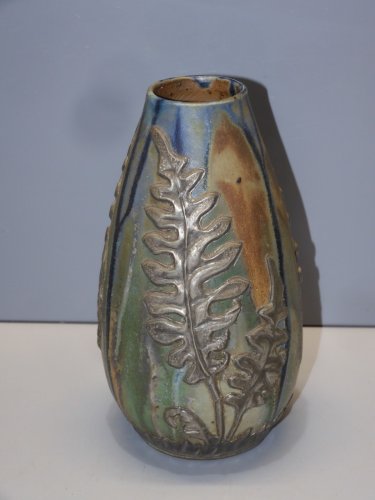 -JOLI VASE GRES A COULURES FEUILLES ETAIN en applique l'ARTISAN PRATIQUE    D