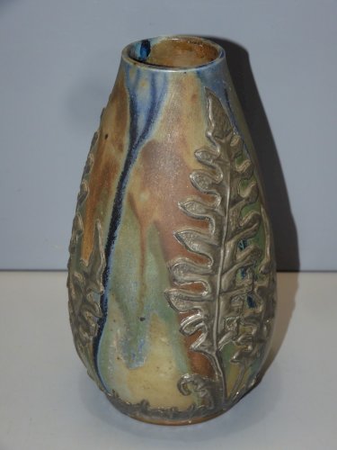 -JOLI VASE GRES A COULURES FEUILLES ETAIN en applique l'ARTISAN PRATIQUE    D