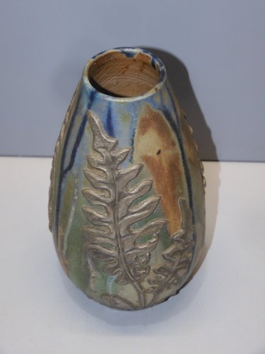 -JOLI VASE GRES A COULURES FEUILLES ETAIN en applique l'ARTISAN PRATIQUE    D