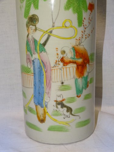-JOLI VASE ROULEAU PORCELAINE de CHINE POT A PINCEAUX décor animé avec 1 CHAT  D