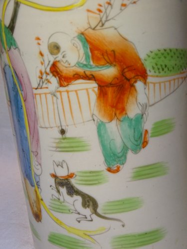 -JOLI VASE ROULEAU PORCELAINE de CHINE POT A PINCEAUX décor animé avec 1 CHAT  D