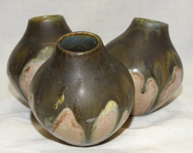 -JOLI VASE TRILOBE GRES signé METENIER 3 PETITS VASES ACCOLES COLLECTION déco  D