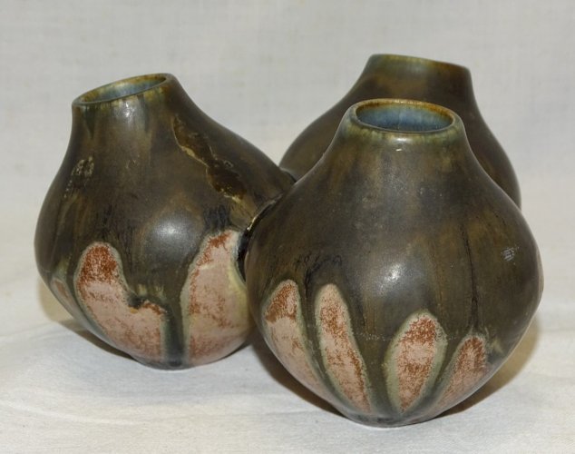 -JOLI VASE TRILOBE GRES signé METENIER 3 PETITS VASES ACCOLES COLLECTION déco  D