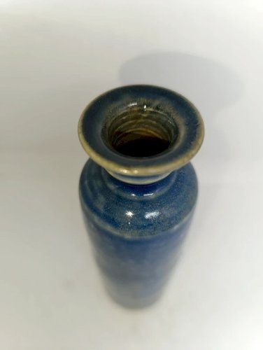 Joli vase tubulaire émaillé bleu numéroté en bon état