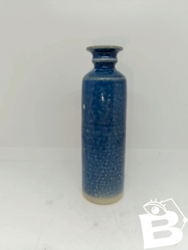 Joli vase tubulaire émaillé bleu numéroté en bon état