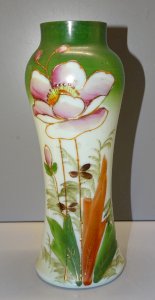 BEAUTIFUL VINTAGE VASE in WHITE OPALINE WITH PAINTED GOLD ENAMEL HIGHLIGHTS COLLECTION D