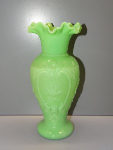 -JOLI VASE VINTAGE en OPALINE de FOIRE  VERTE COLLECTION DECO VITRINE   D