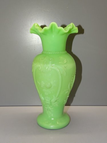 -JOLI VASE VINTAGE en OPALINE de FOIRE  VERTE COLLECTION DECO VITRINE   D