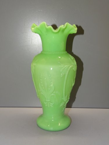 -JOLI VASE VINTAGE en OPALINE de FOIRE  VERTE COLLECTION DECO VITRINE   D