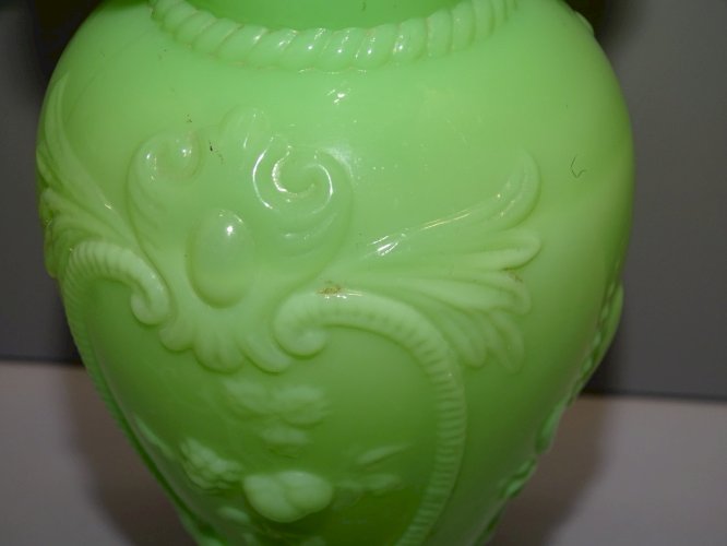 -JOLI VASE VINTAGE en OPALINE de FOIRE  VERTE COLLECTION DECO VITRINE   D