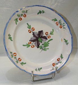- PRETTY OLD 19th CENTURY DECORATIVE PLATE 1 BLACK FLOWER in the Center COLLECTION D