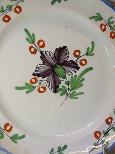 -JOLIE ANCIENNE ASSIETTE XIXe décorative 1 FLEUR NOIRE au Centre  COLLECTION   D