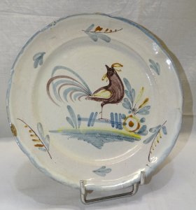 - PRETTY OLD 19th CENTURY DECORATIVE ENAMELED TERRACOTTA PLATE WITH 1 ROOSTER IN THE CENTER D