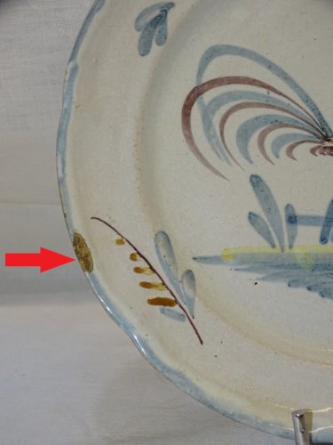 -JOLIE ANCIENNE ASSIETTE XIXe décorative TERRE CUITE EMAILLEE 1 COQ au CENTRE  D