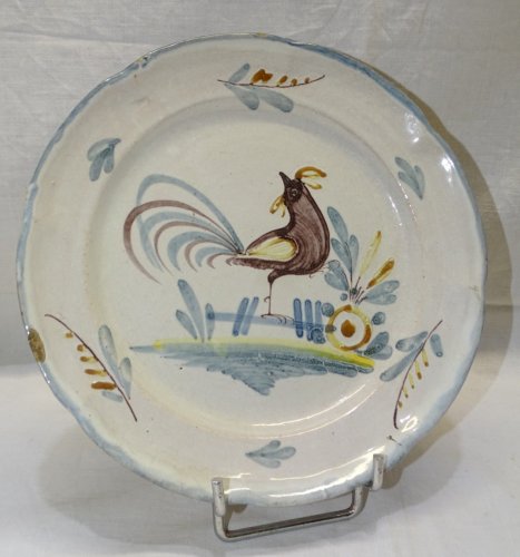 -JOLIE ANCIENNE ASSIETTE XIXe décorative TERRE CUITE EMAILLEE 1 COQ au CENTRE  D
