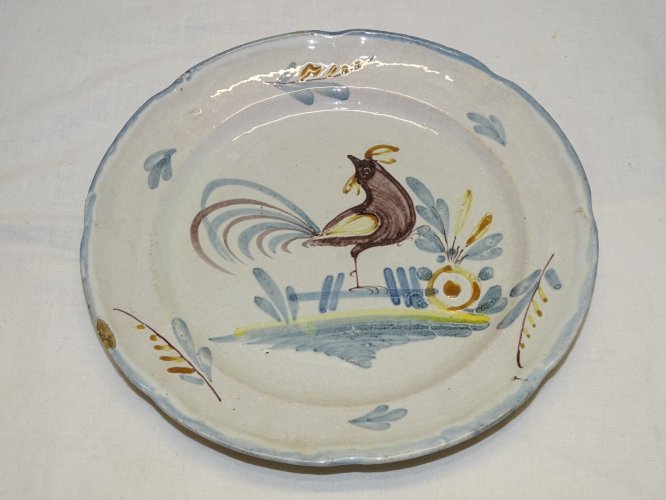 -JOLIE ANCIENNE ASSIETTE XIXe décorative TERRE CUITE EMAILLEE 1 COQ au CENTRE  D