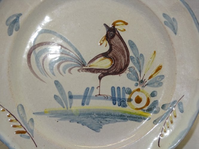 -JOLIE ANCIENNE ASSIETTE XIXe décorative TERRE CUITE EMAILLEE 1 COQ au CENTRE  D