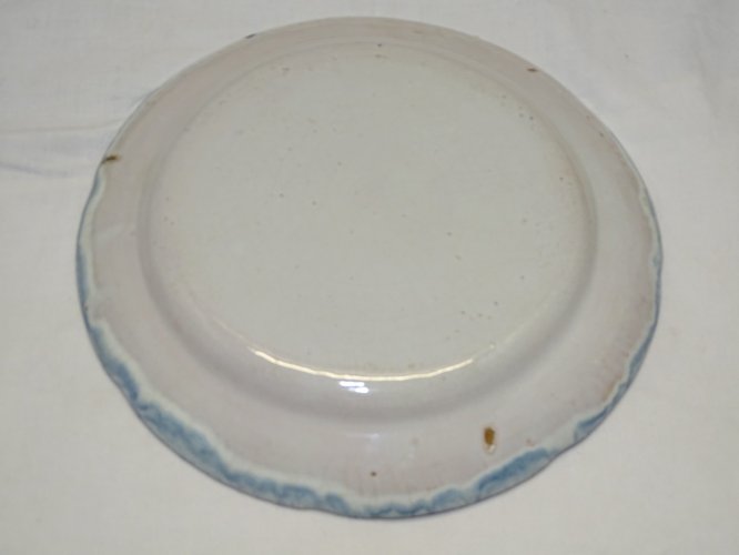 -JOLIE ANCIENNE ASSIETTE XIXe décorative TERRE CUITE EMAILLEE 1 COQ au CENTRE  D