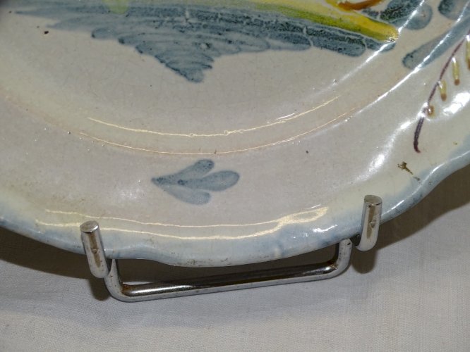 -JOLIE ANCIENNE ASSIETTE XIXe décorative TERRE CUITE EMAILLEE 1 COQ au CENTRE  D
