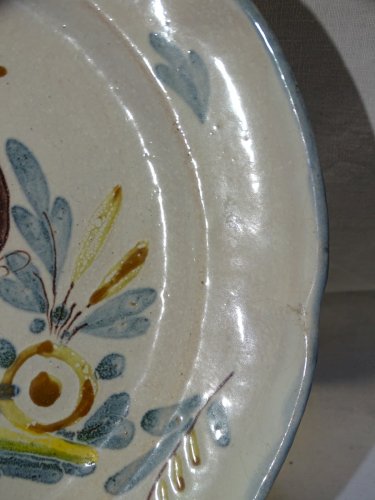 -JOLIE ANCIENNE ASSIETTE XIXe décorative TERRE CUITE EMAILLEE 1 COQ au CENTRE  D