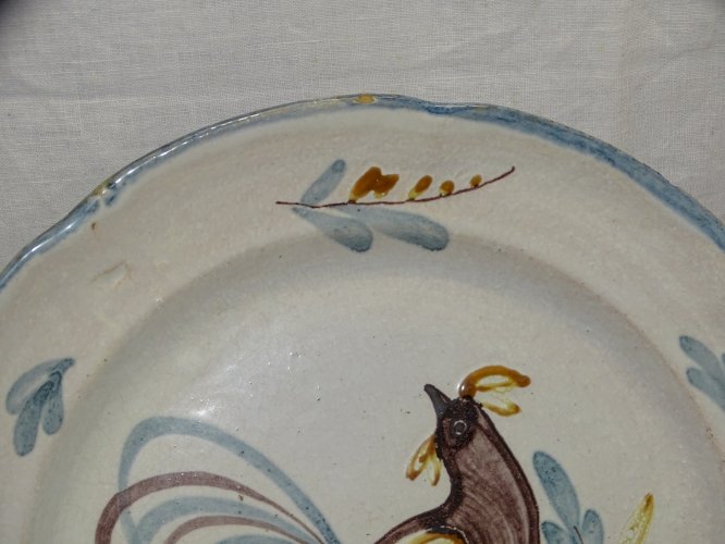 -JOLIE ANCIENNE ASSIETTE XIXe décorative TERRE CUITE EMAILLEE 1 COQ au CENTRE  D