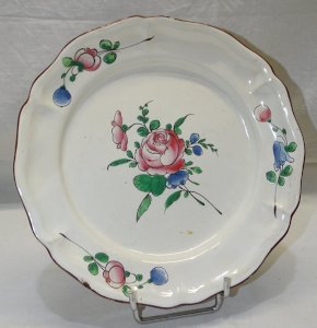 BEAUTIFUL OLD 19th CENTURY EARTHENWARE PLATE FROM THE EAST 1 ROSE IN THE CENTER COLLECTION D