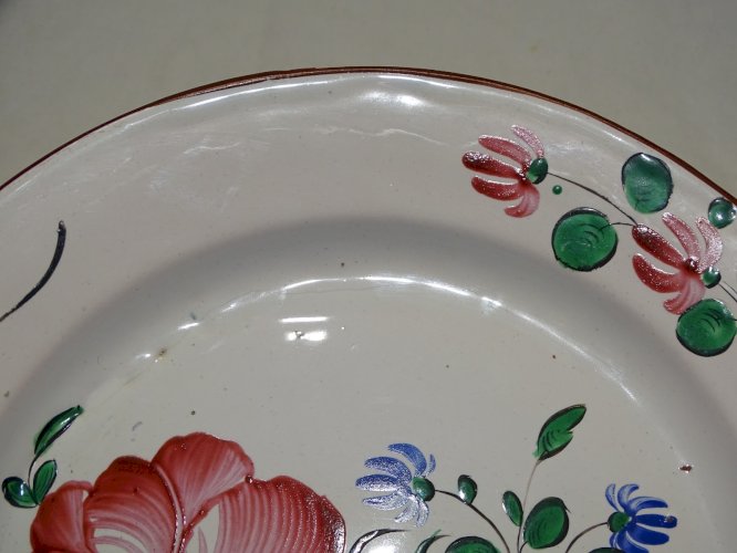 -JOLIE ANCIENNE ASSIETTE XIXe FAÏENCE de L'EST fleurs Rouges et bleues     D