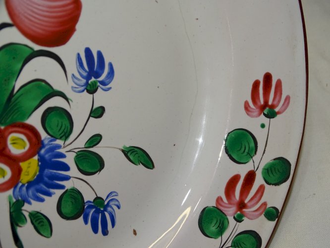 -JOLIE ANCIENNE ASSIETTE XIXe FAÏENCE de L'EST fleurs Rouges et bleues     D