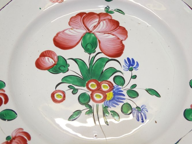 -JOLIE ANCIENNE ASSIETTE XIXe FAÏENCE de L'EST fleurs Rouges et bleues     D